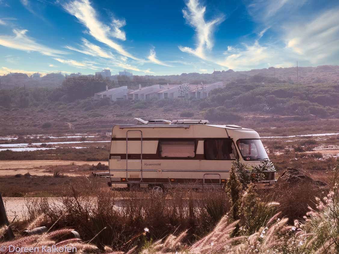 Wohnmobil in den Dünen in Portugal