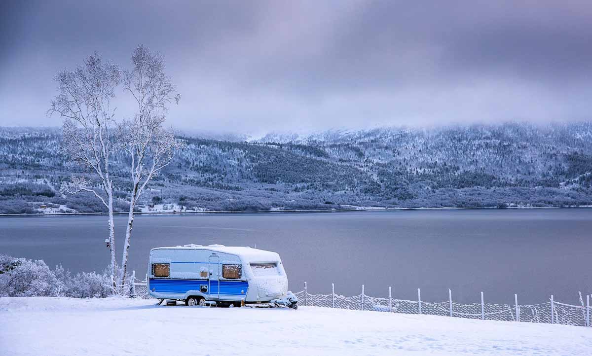Wohnwagen am See im Schnee